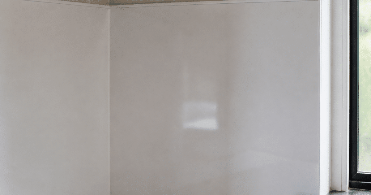 panneau etanche blanc fixe sur mur salle bain