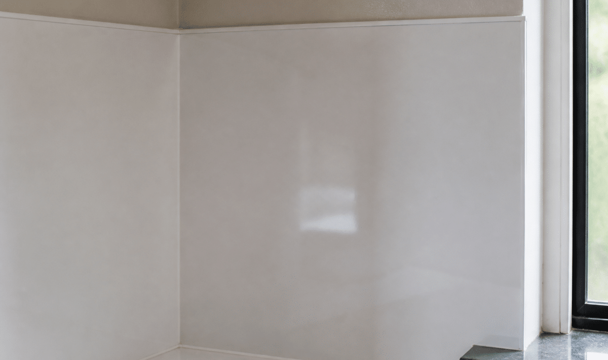 panneau etanche blanc fixe sur mur salle bain