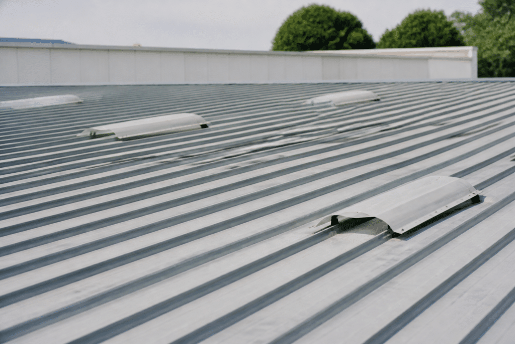 Pannes metalliques espacees sur toiture nervuree industrielle