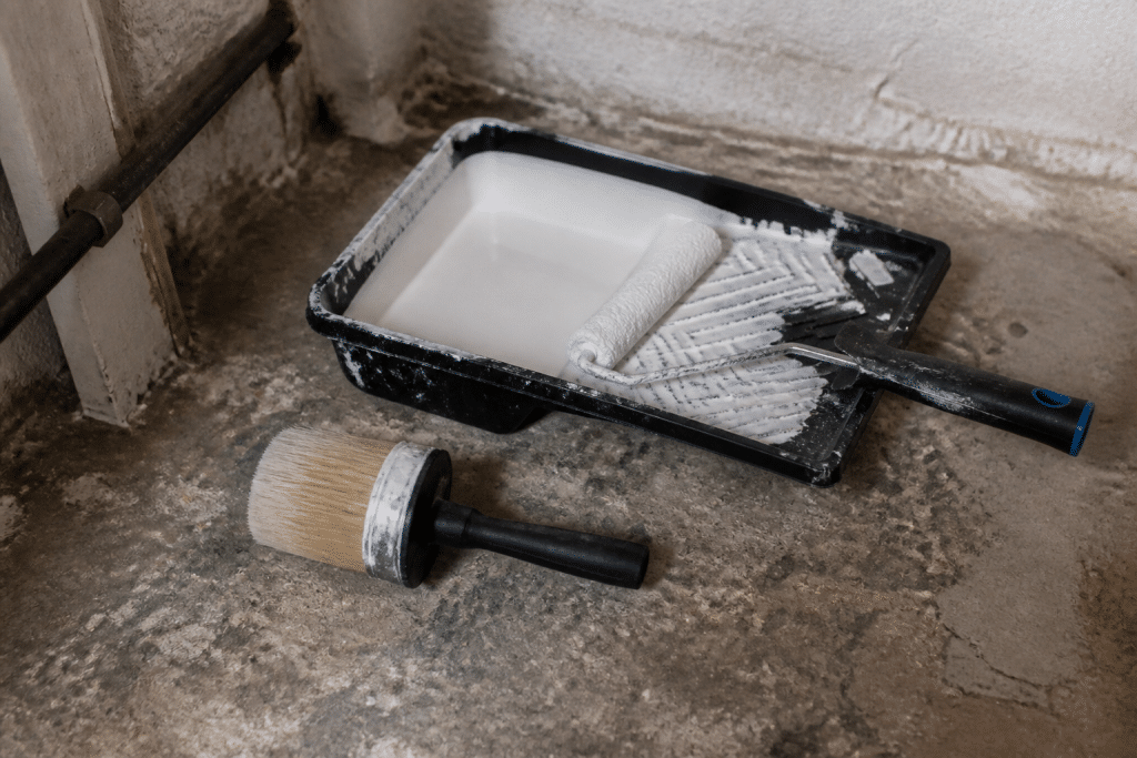 Rouleau pinceau et brosse pour peindre murs cave