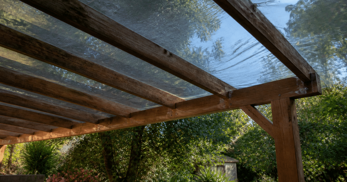 Bache transparente tendue sur structure pergola bois