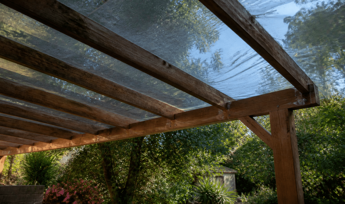 Bache transparente tendue sur structure pergola bois