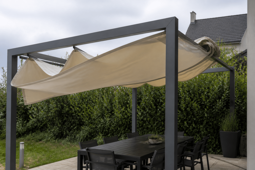 Pergola avec toile déployée soumise au vent violent
