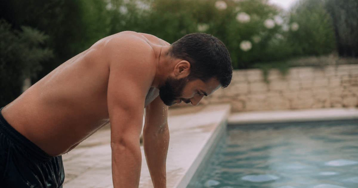 Homme penche vers l'avant au bord de la piscine
