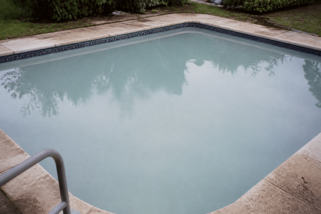 Piscine avec eau trouble et blanchâtre nécessitant traitement chimique