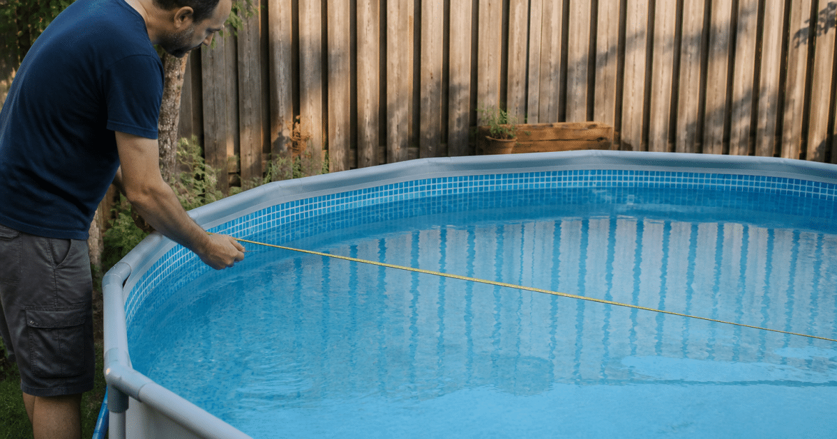 Homme mesurant diametre piscine ronde avec metre ruban