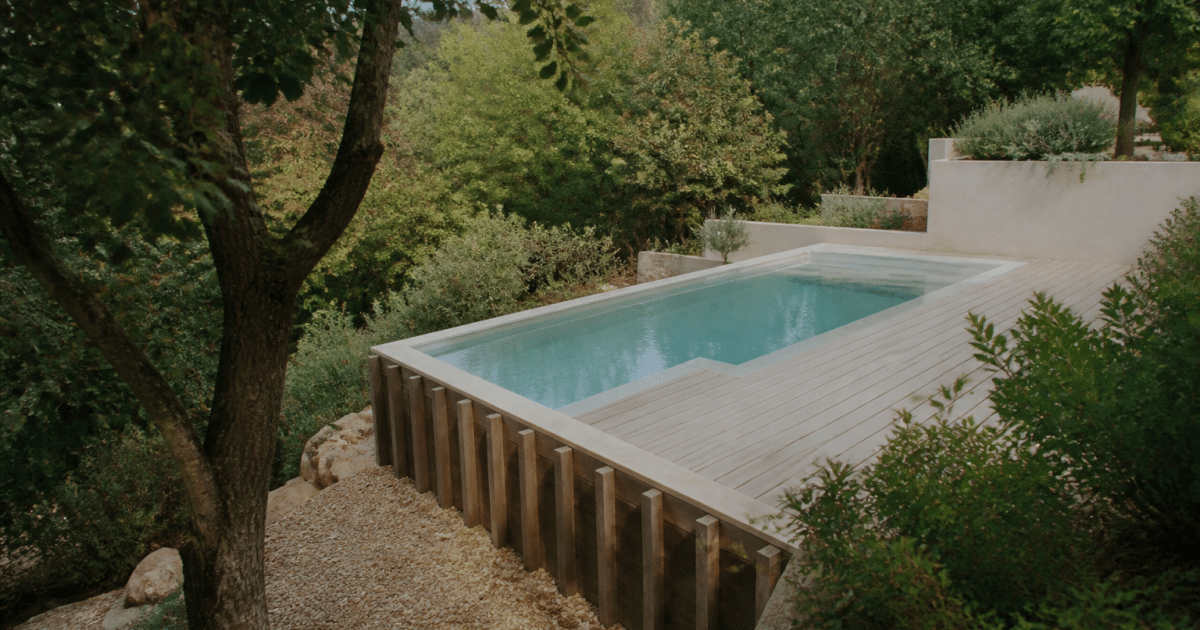 Piscine construite sur terrain en forte inclinaison avec soutien lateral