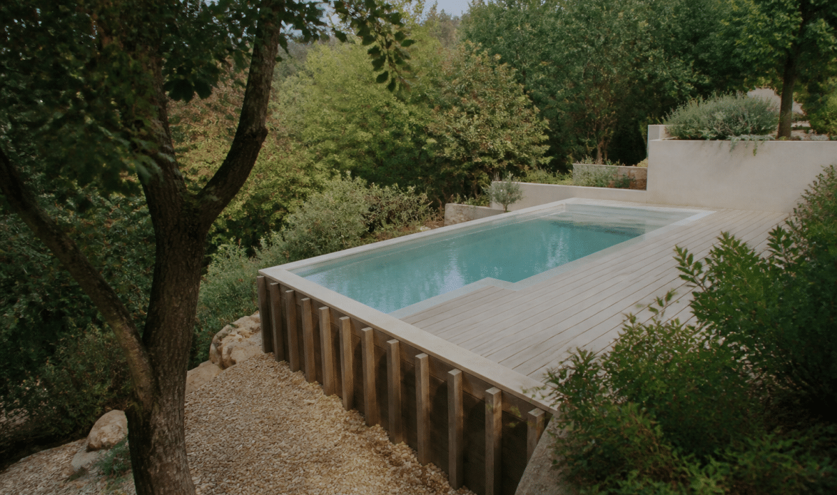 Piscine construite sur terrain en forte inclinaison avec soutien lateral