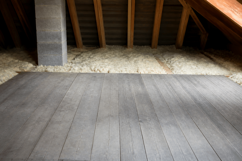 Planches de bois grises sur isolation épaisse comble
