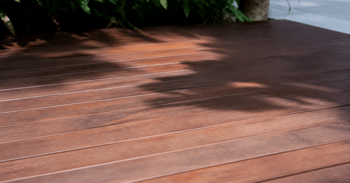 Planches tropicales disposees horizontalement sur surface exterieure