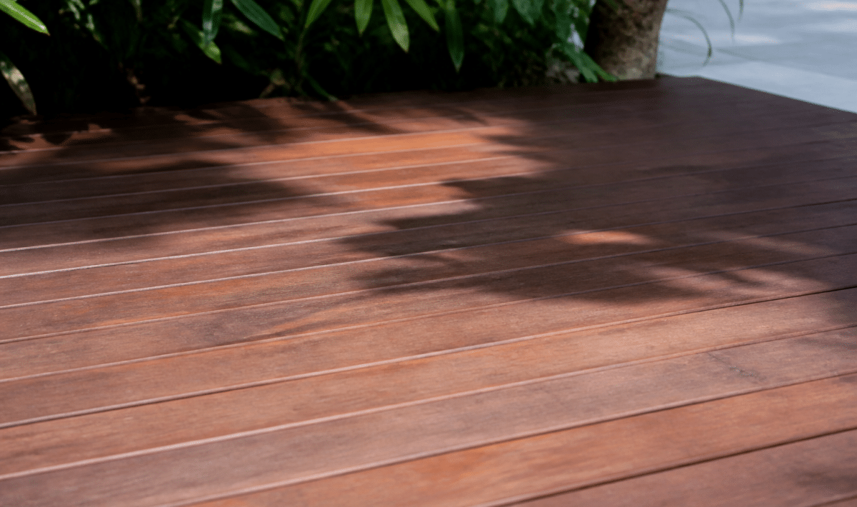 Planches tropicales disposees horizontalement sur surface exterieure