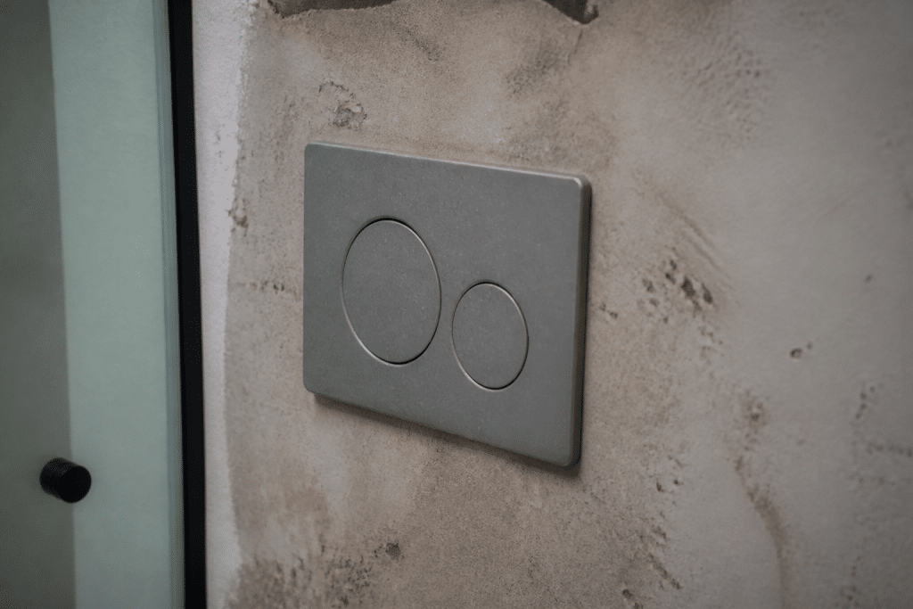 Plaque grise fixee au mur humide salle bain