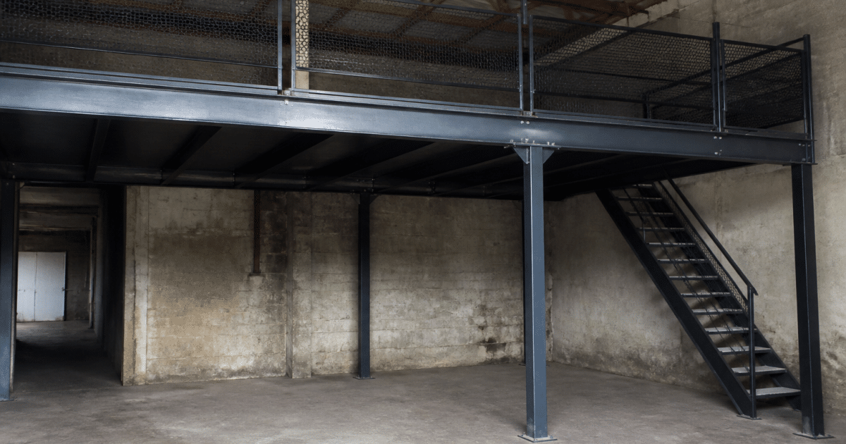 Plateforme metallique surélevée installée dans espace garage