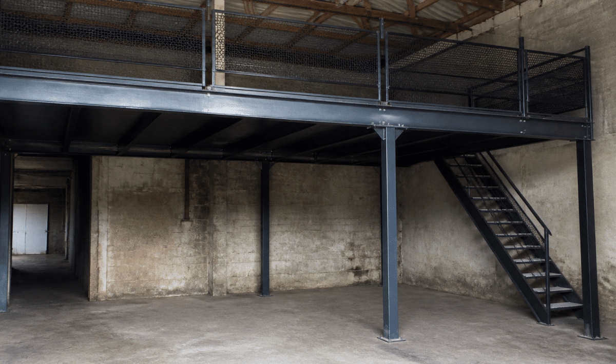 Plateforme metallique surélevée installée dans espace garage