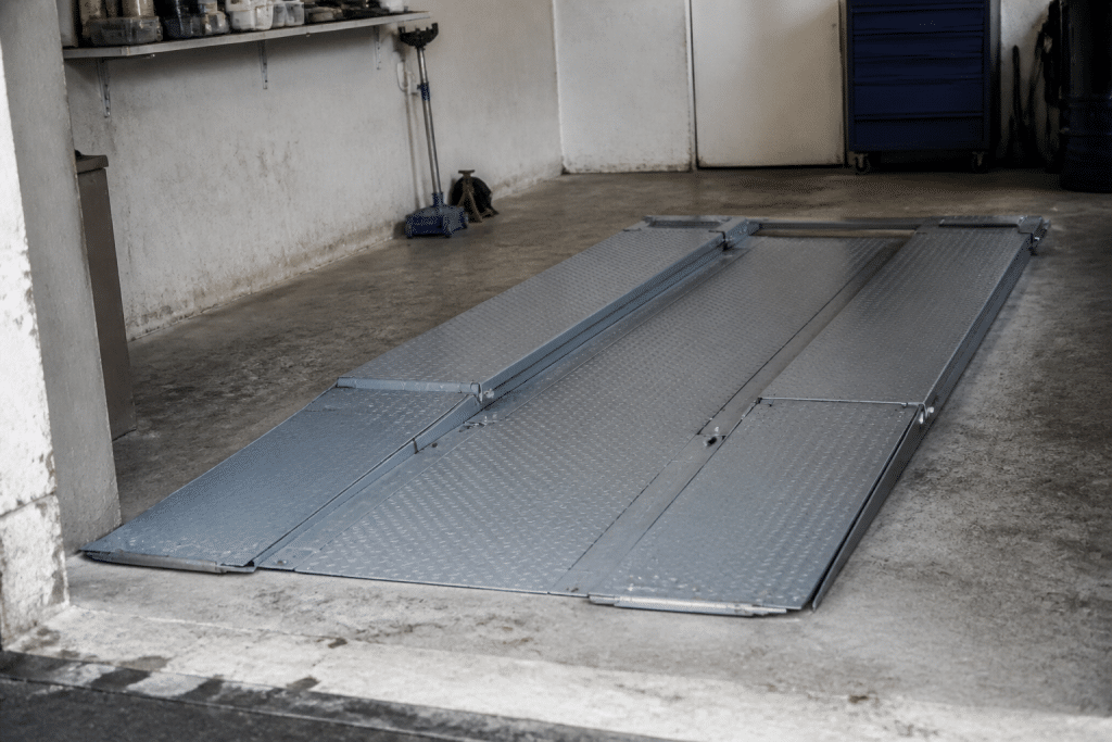 Plateforme metallique grise installee dans garage automobile