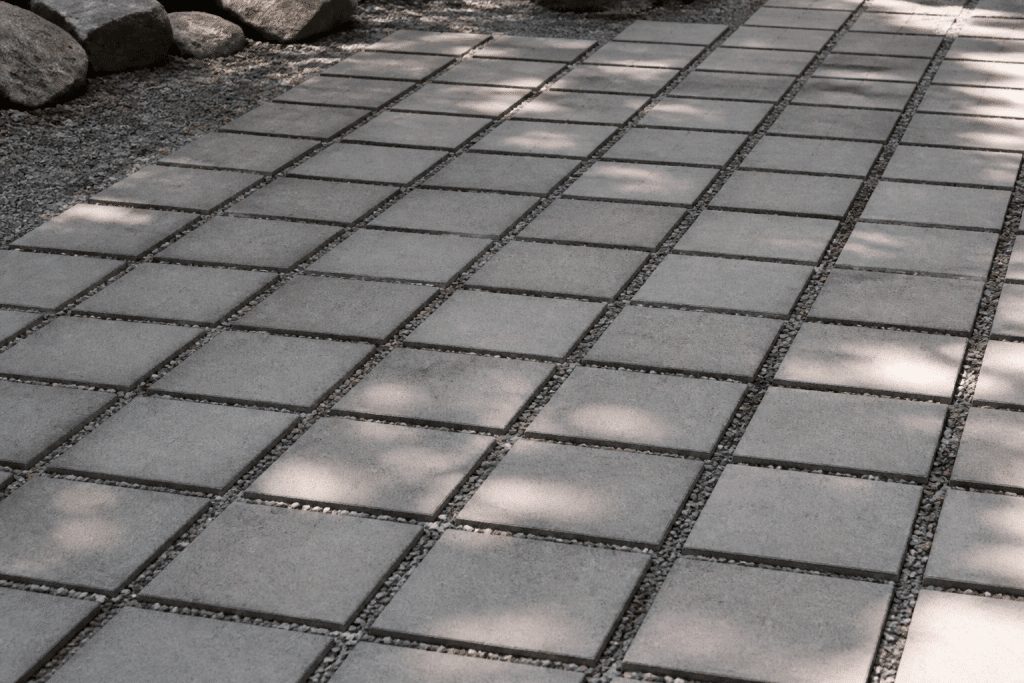 Plots beton espaces regulierement sur sol gris