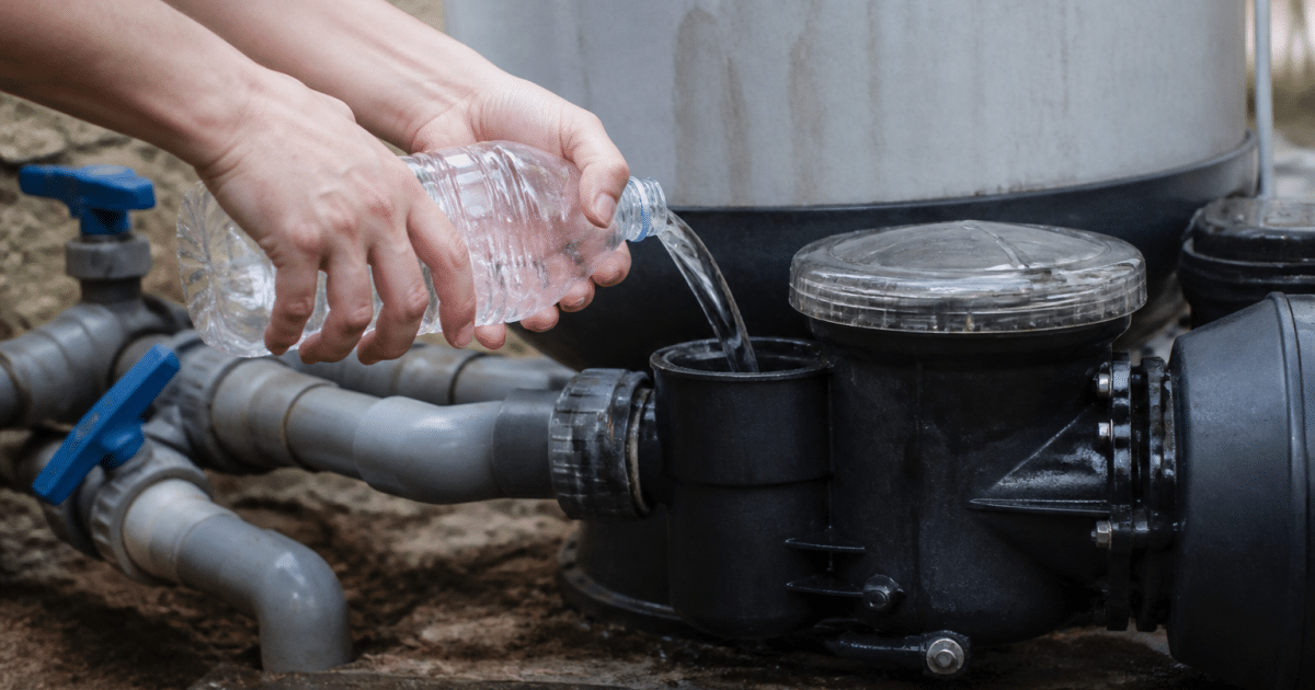 Mains versant eau dans orifice pompe piscine