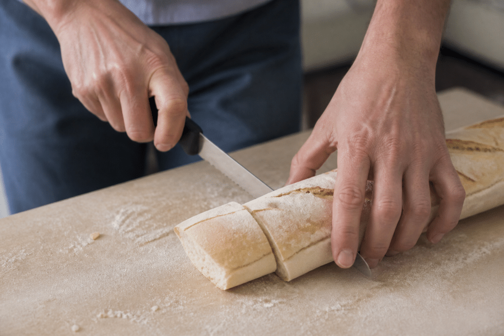 Mains mesurant et decoupant une baguette blanche precision