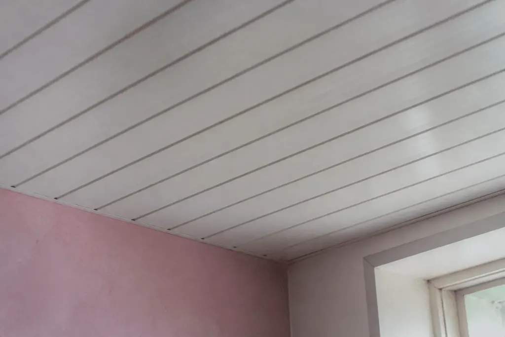 Lames PVC emboitees avec rainures et languettes sous plafond