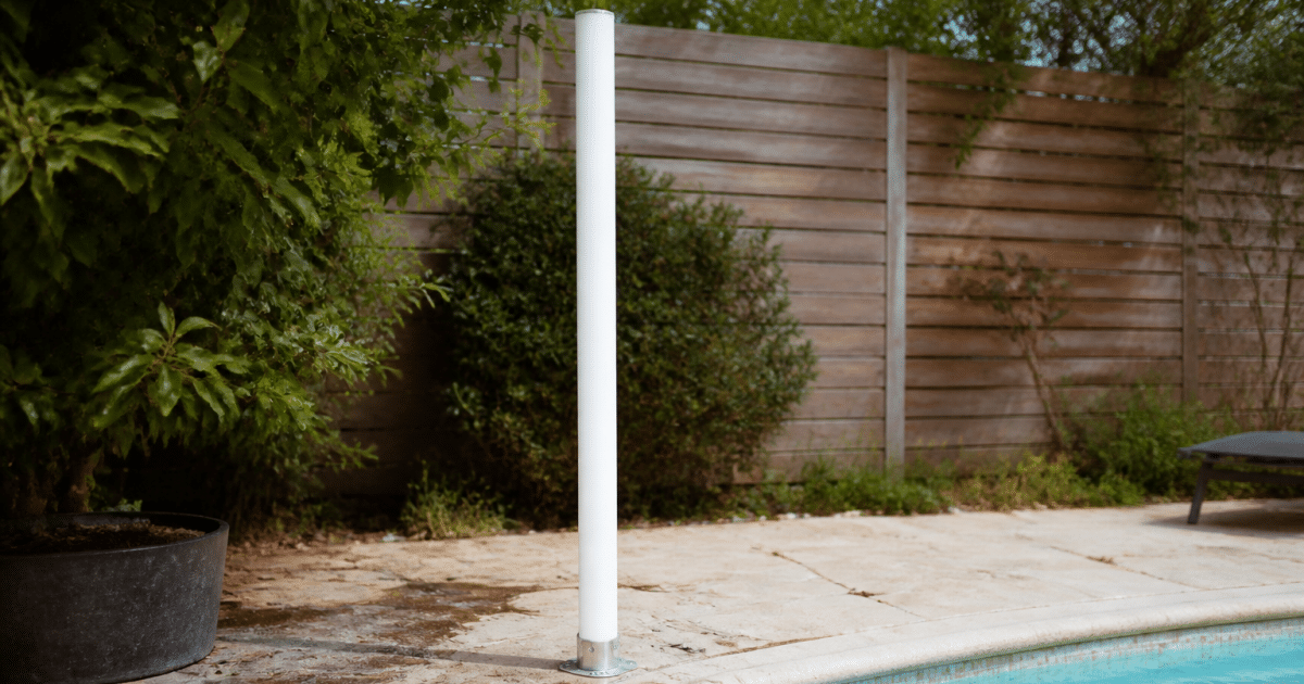 Tube vertical blanc installee au bord piscine