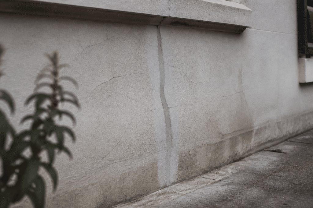 Mur de facade avec fissure visible et produit de reparation applique
