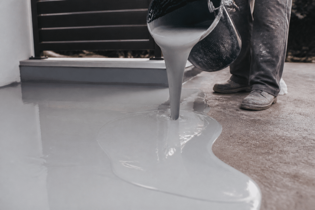 Resine liquide versee sur terrasse beton grise