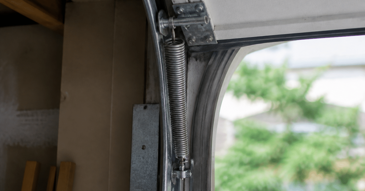 spirale metallique enroulee supportant porte garage soulevee