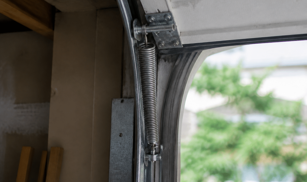 spirale metallique enroulee supportant porte garage soulevee