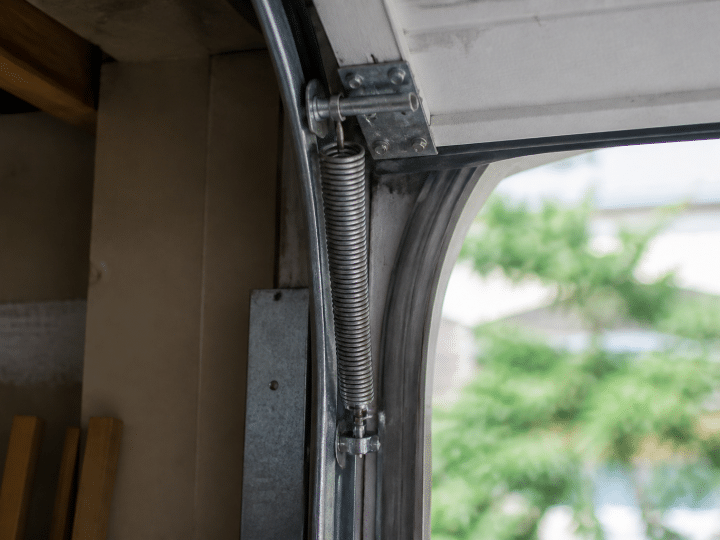 spirale metallique enroulee supportant porte garage soulevee