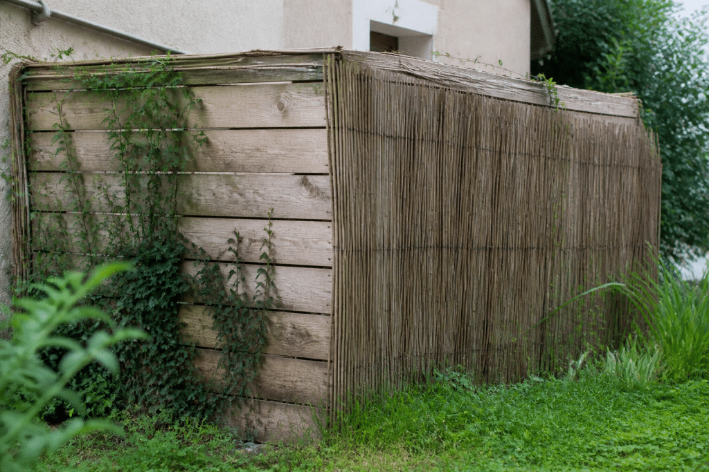 Panneaux bois et canisses roseau couvrant structure jardin