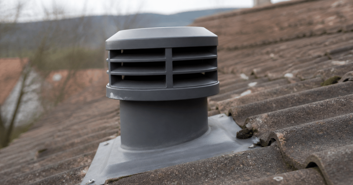 Sortie ventilation cylindrique grise fixee sur toit pente
