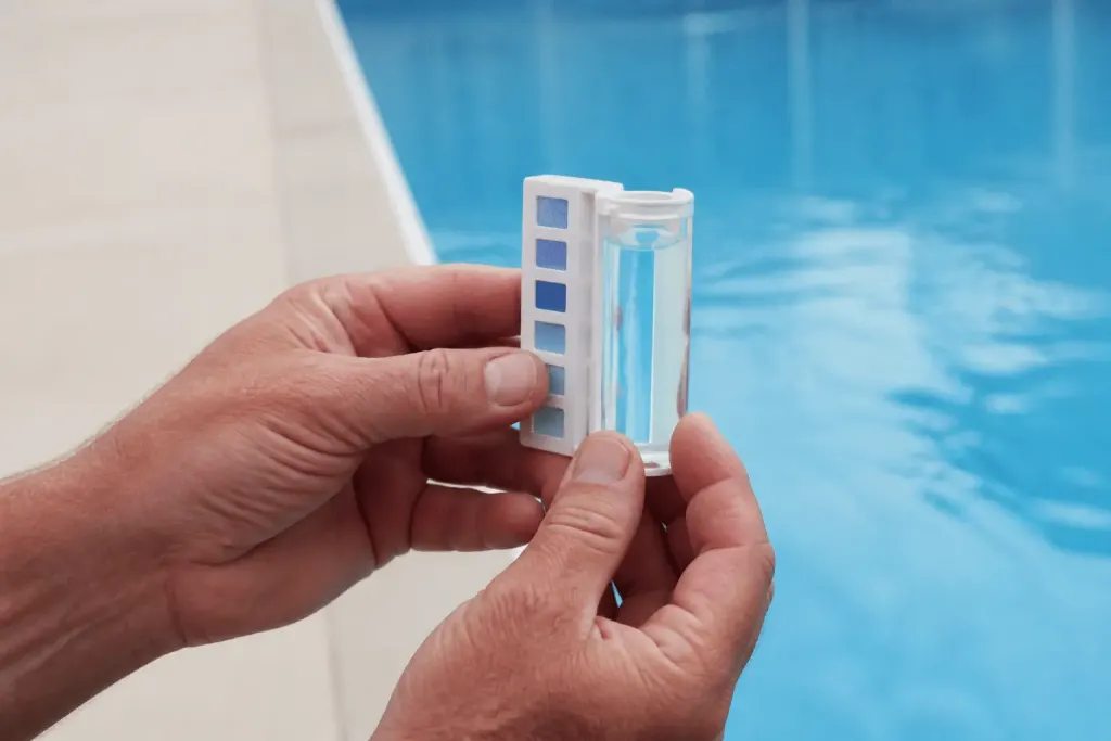 Testeur chimique mesurant niveau stabilisateur piscine bleu