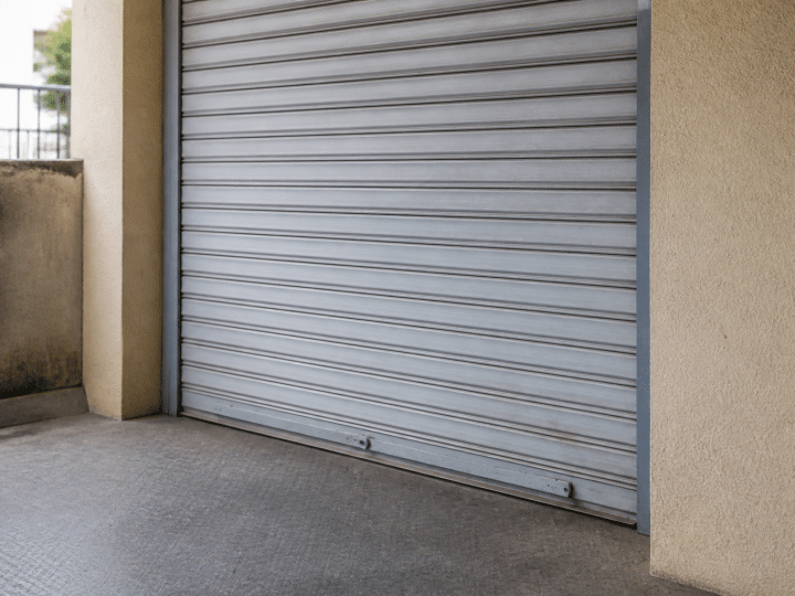Store metallique ferme completement dans sa position basse bloquee