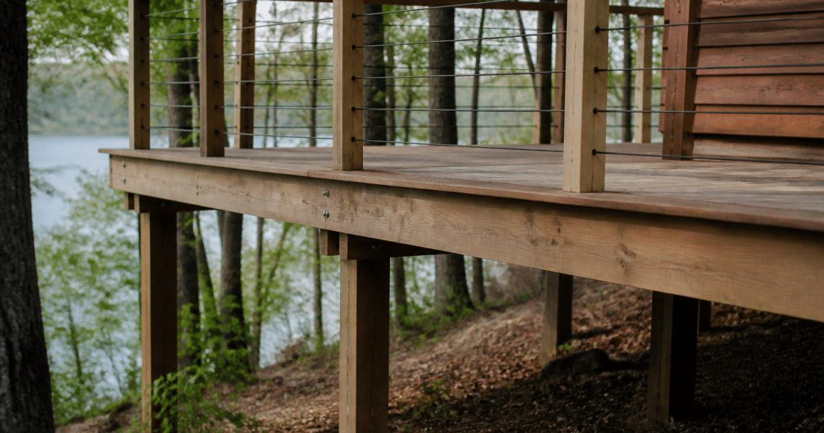 Plateforme surélevée en bois reposant sur poteaux