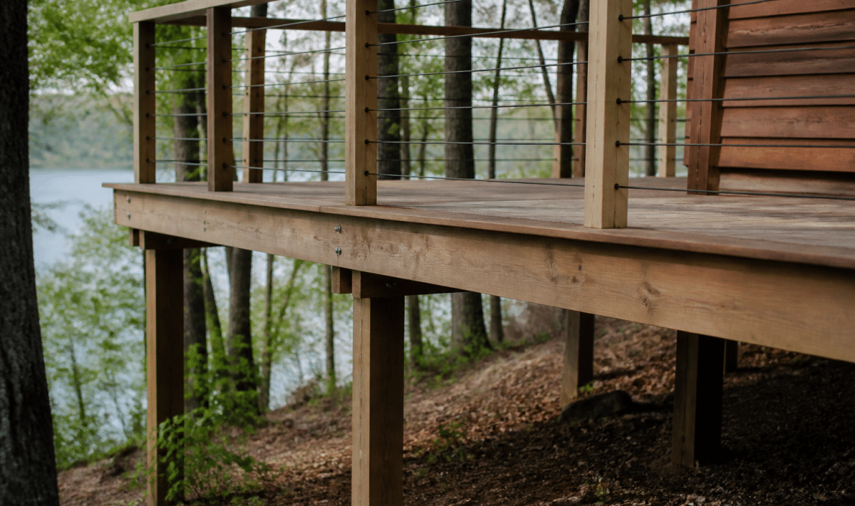 Plateforme surélevée en bois reposant sur poteaux