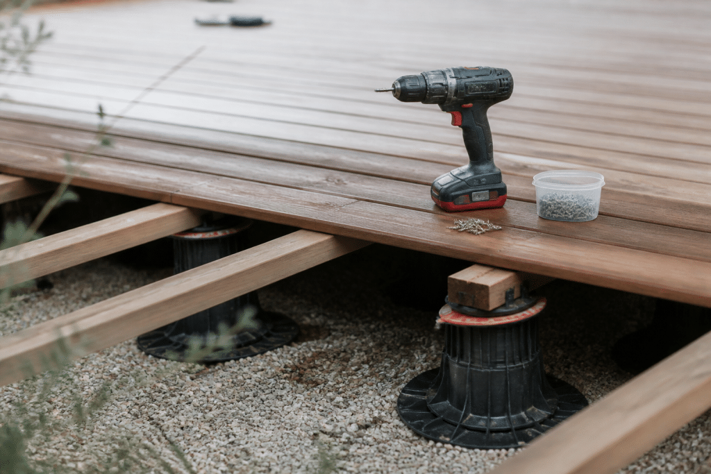 Terrasse en bois avec plots fondation et vis installation