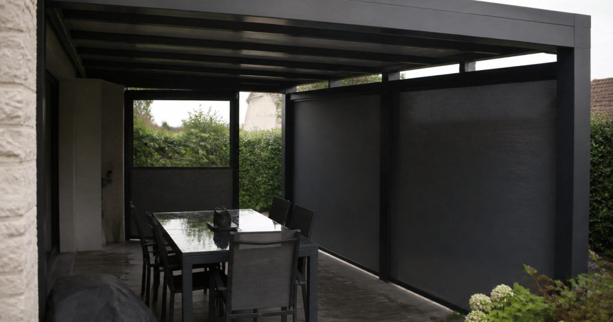 Terrasse couverte avec panneaux lateraux fermes et structure metallique