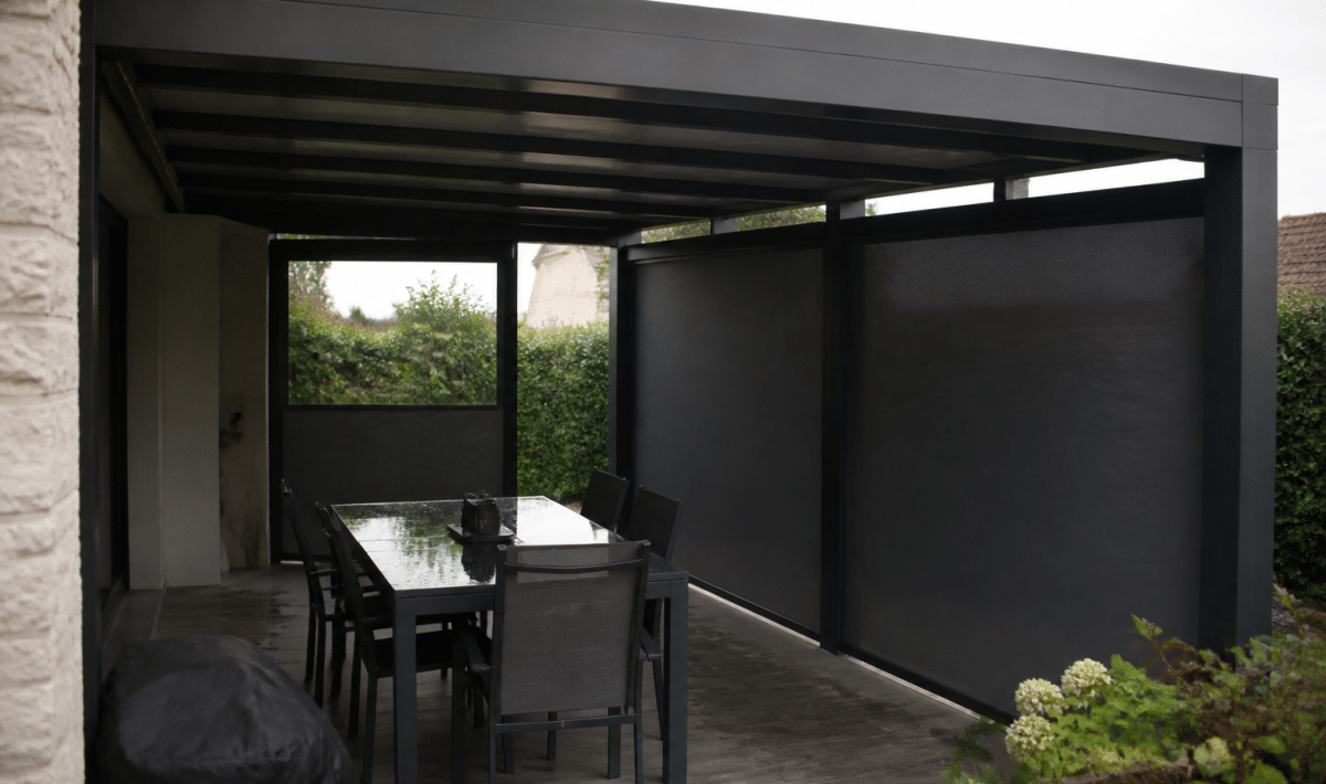 Terrasse couverte avec panneaux lateraux fermes et structure metallique