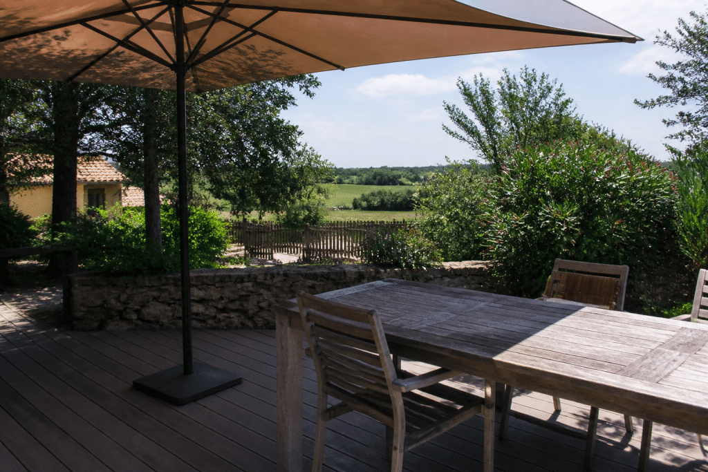Terrasse avec dalles bois composite et parasol ombre