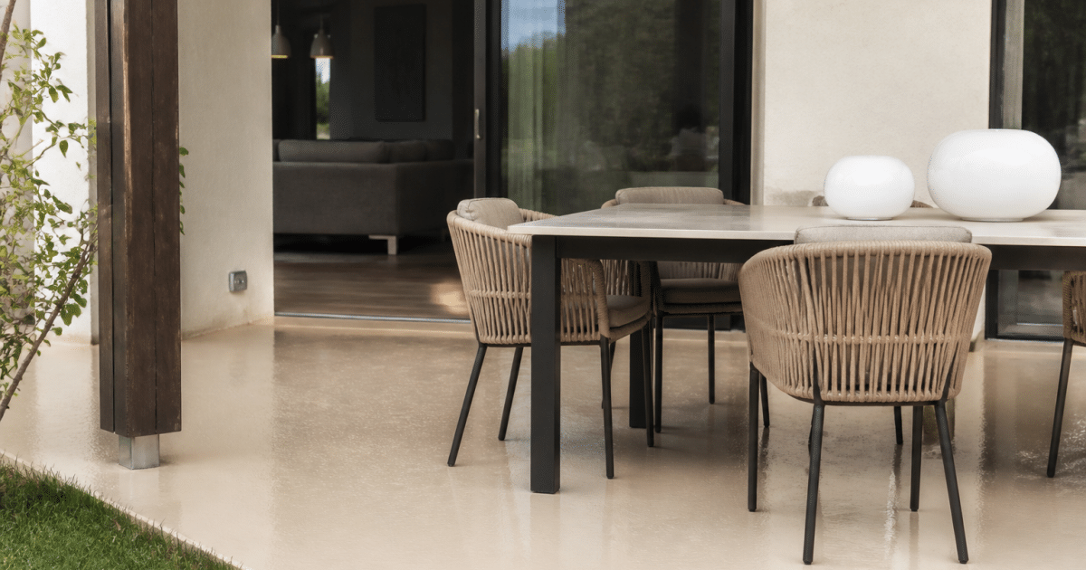Terrasse brillante en resine beige supportant mobilier exterieur moderne