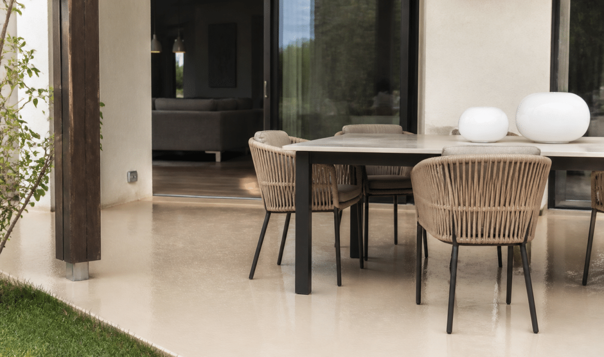 Terrasse brillante en resine beige supportant mobilier exterieur moderne