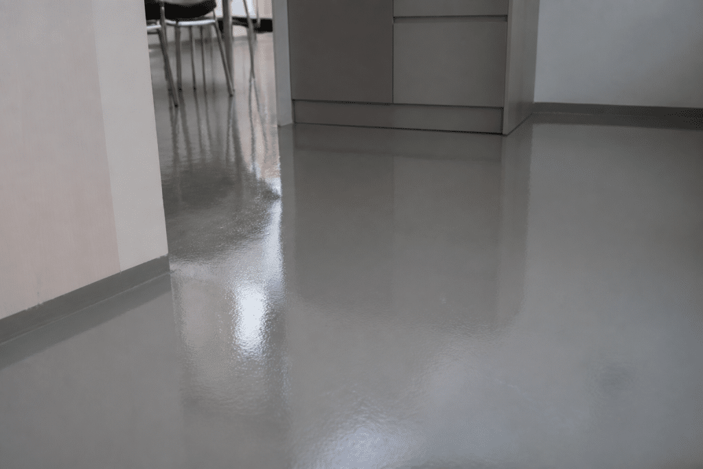 Surface resine brillante grise avec devis tarifaire affiche