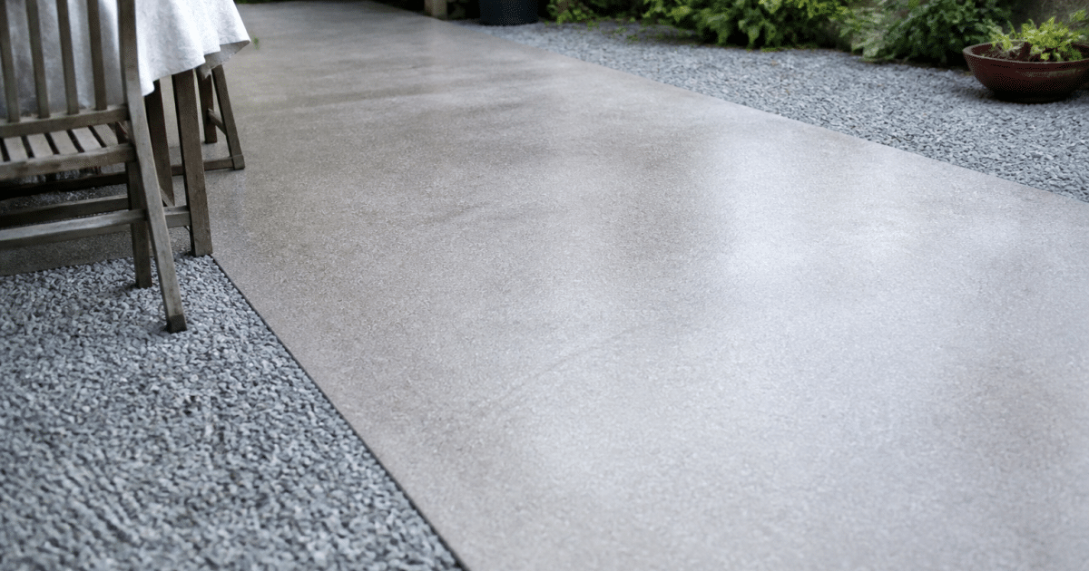 Surface de terrasse combinant resine lisse et gravier gris étale uniformement