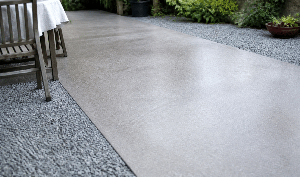 Surface de terrasse combinant resine lisse et gravier gris étale uniformement