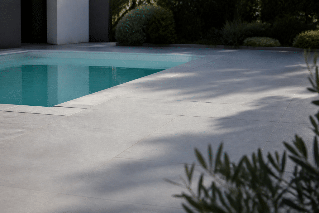 Terrasse lisse gris clair avec zone piscine antidérapante