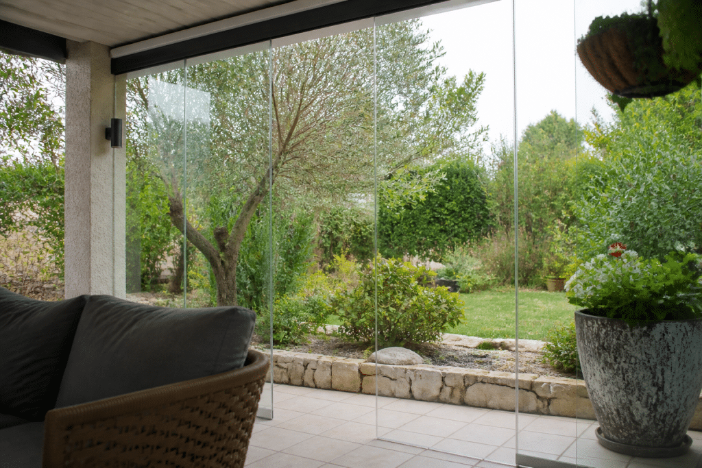 Terrasse avec panneaux vitrés transparents amovibles installés
