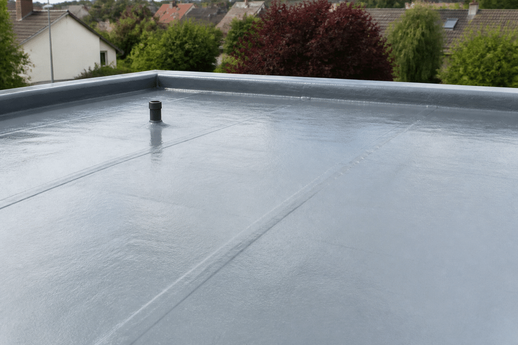 Toit plat recouvert resine polyurethane brillante avec joints renforces