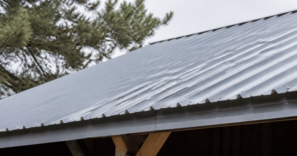 Tole acier ondule posee en pente sur structure toiture