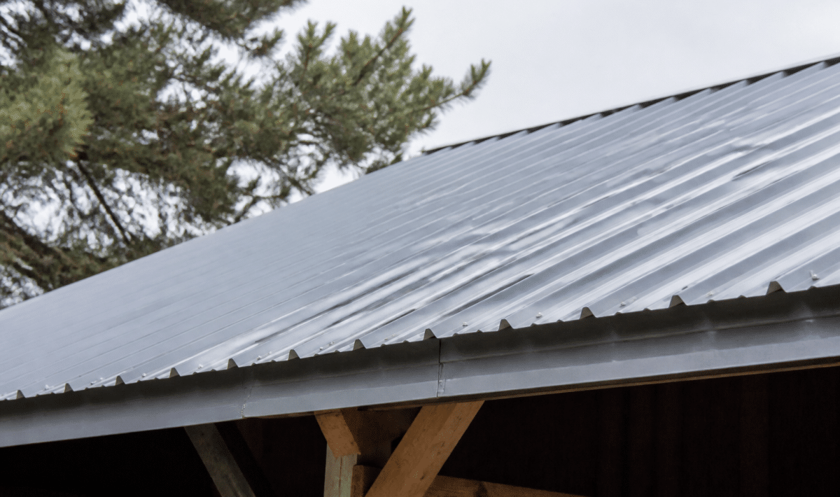 Tole acier ondule posee en pente sur structure toiture