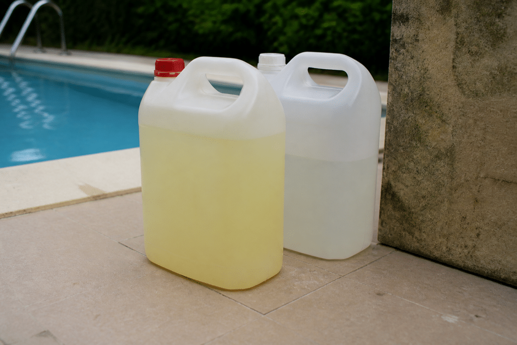 Bouteilles de chlore et peroxyde d'hydrogène près piscine